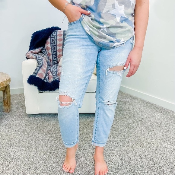 Judy Blue Distressed Boyfriend Jeans - Picture 1 of 1
